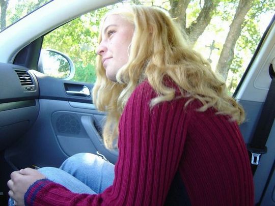 Пышногрудая блондинка трахнулась с приятелем в машине