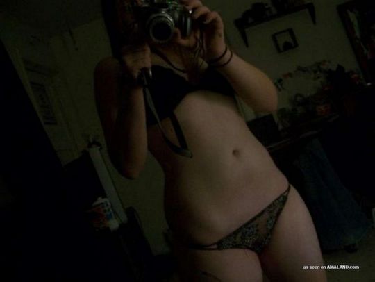 Необычная девушка любит делать странные фотографии, но на некоторых из них можно разглядеть интересные части тела