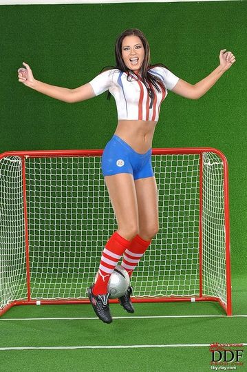 Вероника да Суза - очень сексуальная красотка в спортивной униформе, которая позирует на поле