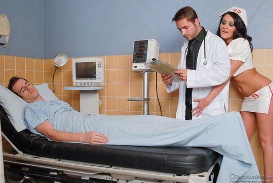 Сисястая латинская медсестра Charley Chase трахается в рот и в киску с доктором